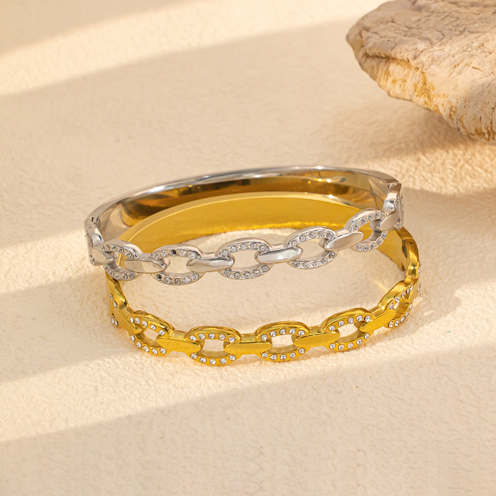 Pig Nose Link Bangle — A Modern Symbol of Strength and Good Fortune