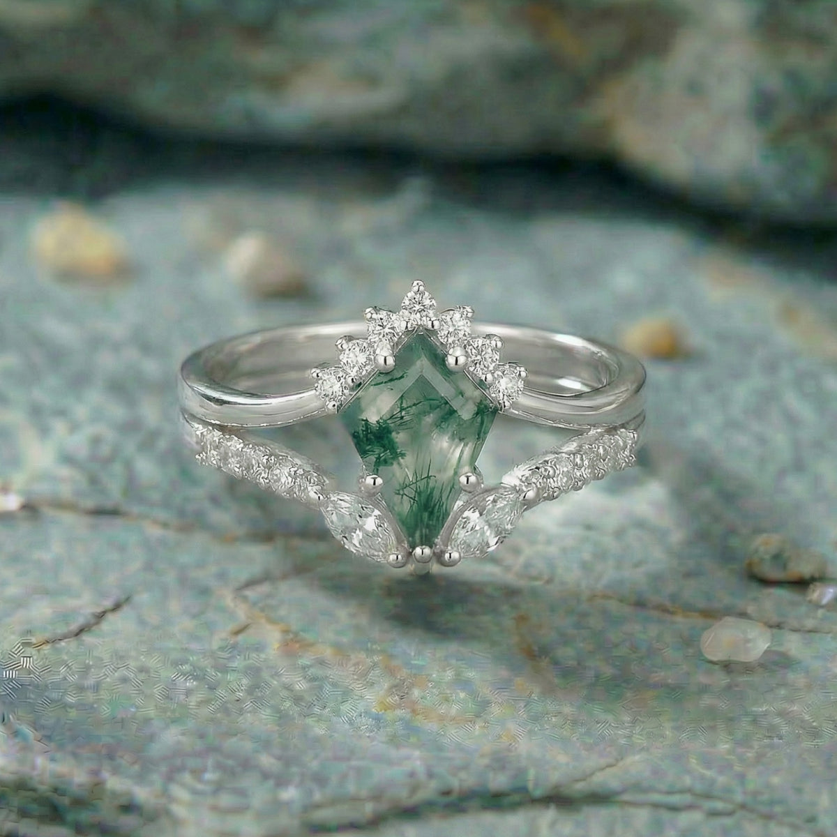 Emerald Lattice Ring