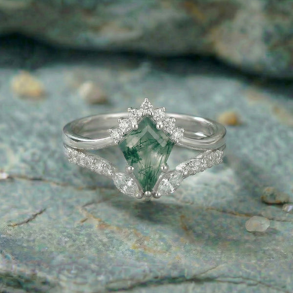 Emerald Lattice Ring