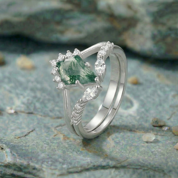 Emerald Lattice Ring