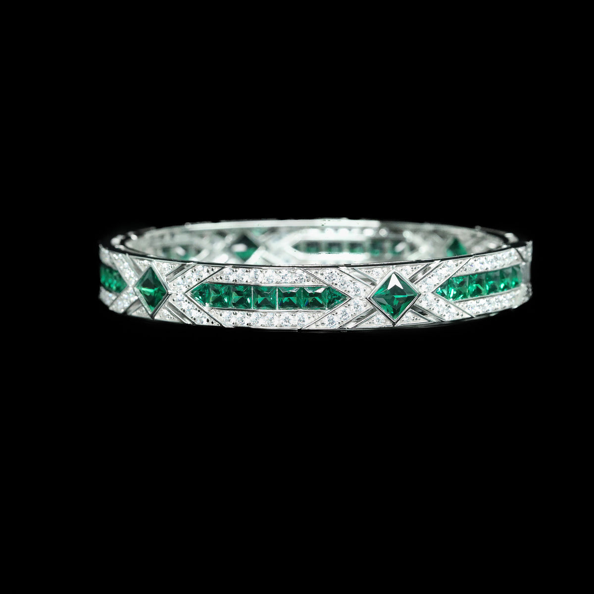 Pig Nose Link Bangle — A Modern Symbol of Strength and Good Fortune
